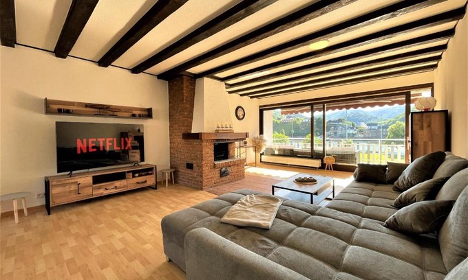 Bullay Apartment | Traumaussicht Kamin Balkon Burgblick 65 Zoll TV Netflix Waipu Lindenplatz