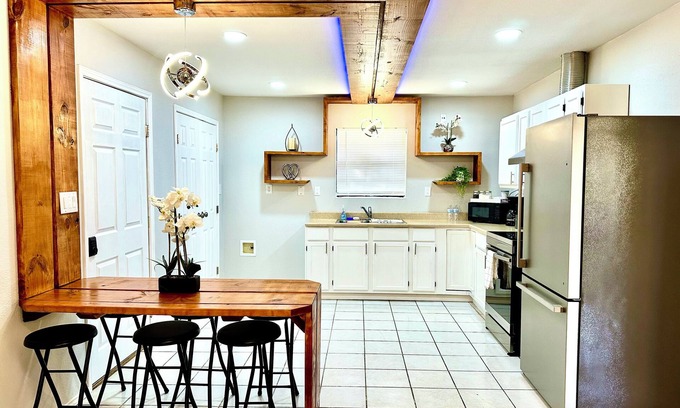 Eagle Pass House | Traveler Stay PLUS- Eagle Pass