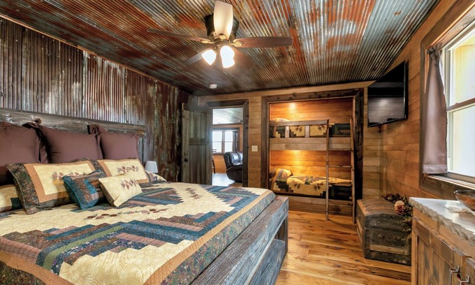 Grandview Plaza Apartment | Traveler Suite – Rustic 2 Bed, 2 Bath Apt