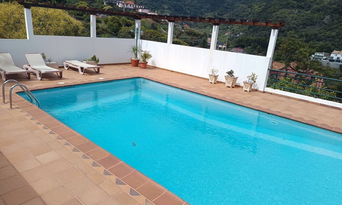 Machico House | Traveller's House Holiday Home with Mountain View, Shared Pool and Wi-Fi