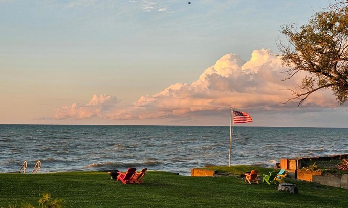 Madison-on-the-Lake House | Tree-Top Lake-Front Cottage