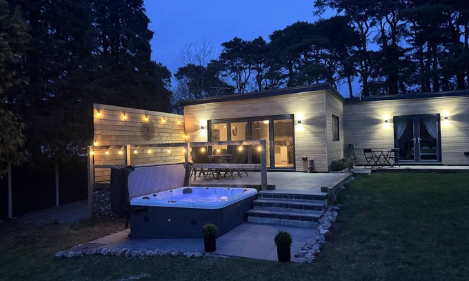 Lulsgate Bottom Cottage | Tree Tops - a family retreat that sleeps 6 guests in 3 bedrooms