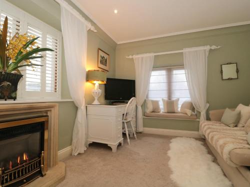 Broadway Apartment | Tree Tops