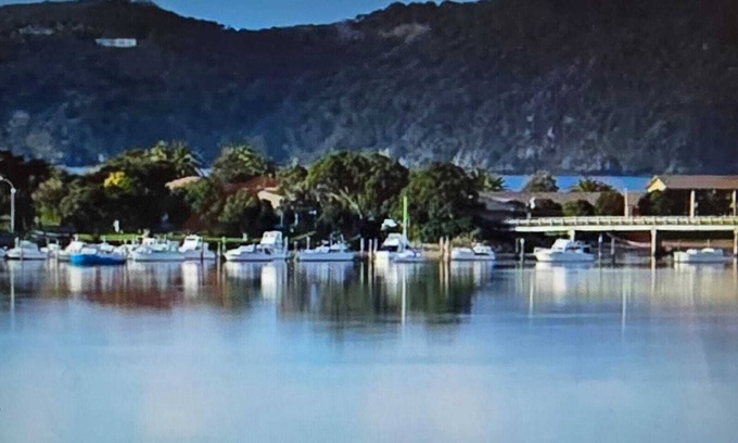 Haruru House | Tree Tops.Stunning water views.tranquil and relaxing.5 min to Beach.