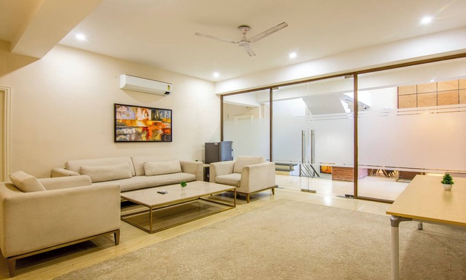 DLF Phase 5 Hotel | Treebo Jass Hospitality Services - Sec 53