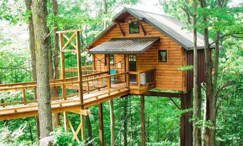 Millersburg House | Treehouse #6 by Amish Country Lodging