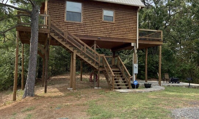 Paris Cabin | Treehouse/cabin with an amazing view of Mount Magazine