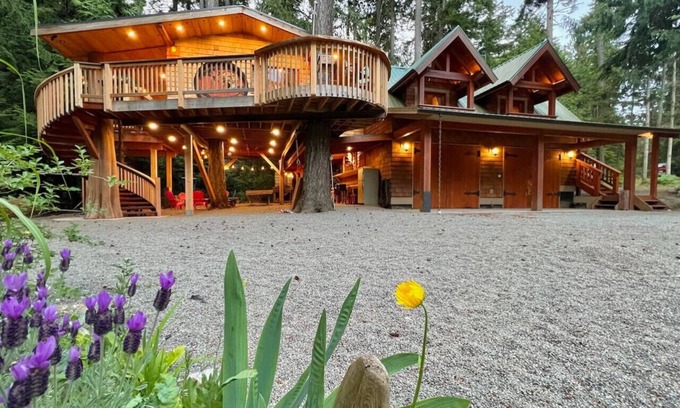Regional District of Nanaimo Cabin | Treehouse for 10 with Expansive Outdoor Living Space