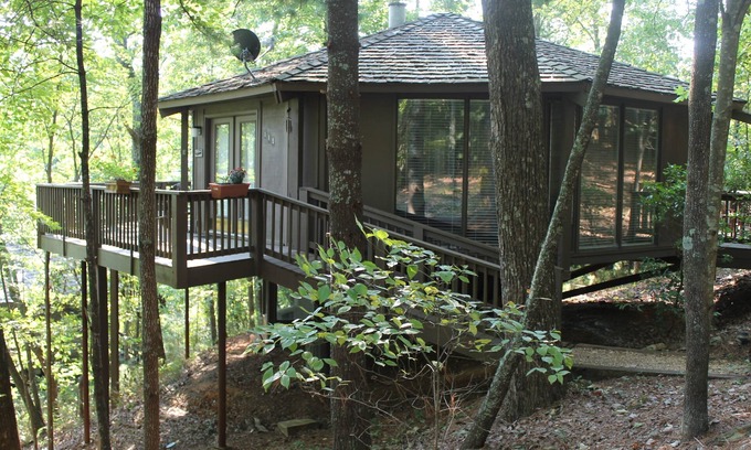 Big Canoe Cabin | Treetop Cabin in Big Canoe. Walk to most Amenties! GREAT WEEKLY RATES