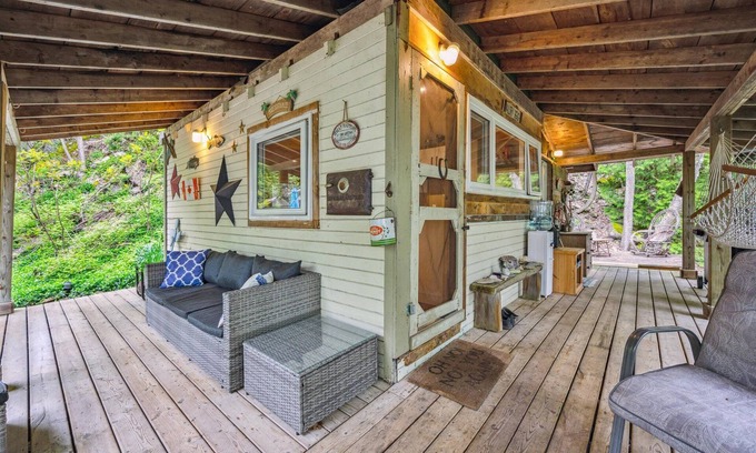 Wiarton Cottage | Treetop Hideaway – Rustic Cabin Retreat