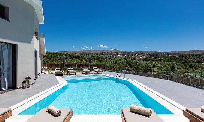 Asteri Villa | TreeTop Villa I, Private Pool, BBQ & Playground, close to Beach & Shops