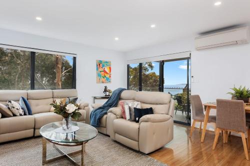 Taroona House | Treetops-Large Home 9km to CBD Sleeps 10