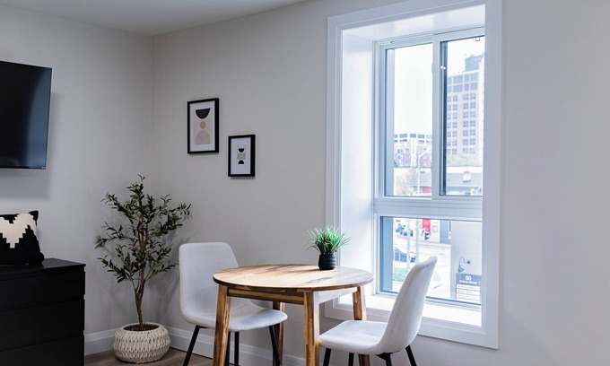 Kitchener Apartment | Trendy 1 queen bed studio Prime Downtown location