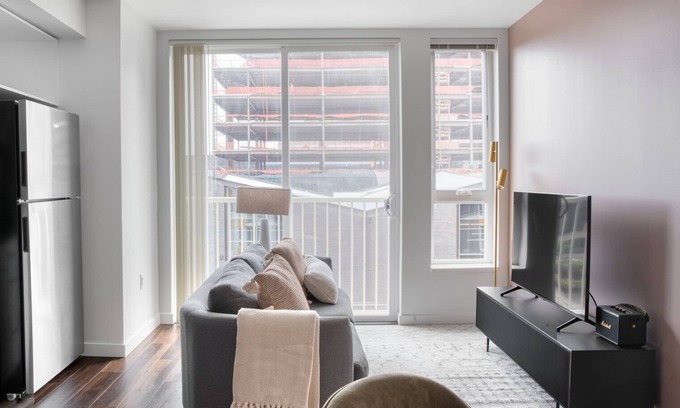 Wilburton Apartment | Trendy Bellevue Studio w/Gym & Lounge, nr Shopping, by Blueground