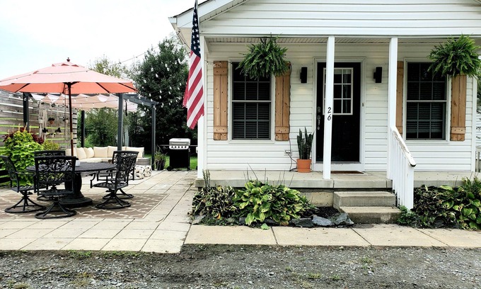 Elkton House | Trendy Cozy Cottage Clean Bright Three bed, Two bath Patio