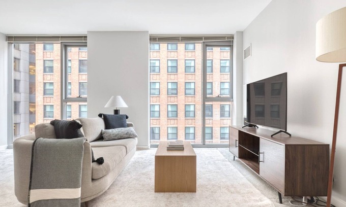 Downtown Chicago Apartment | Trendy Loop 1BR w/Pool, Gym & Lounge, near Riverwalk, by Blueground