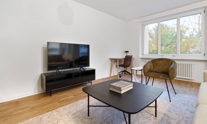 Oerlikon Apartment | Trendy Oerlikon 3.5 Room w/Balcony, 1min to Train Station, by Blueground