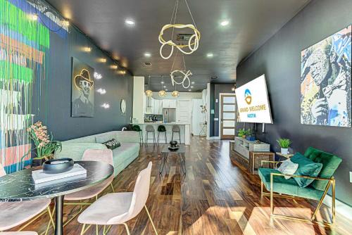 MLK House | Trendy Stay for 10 Minutes to Downtown 6th St Family house