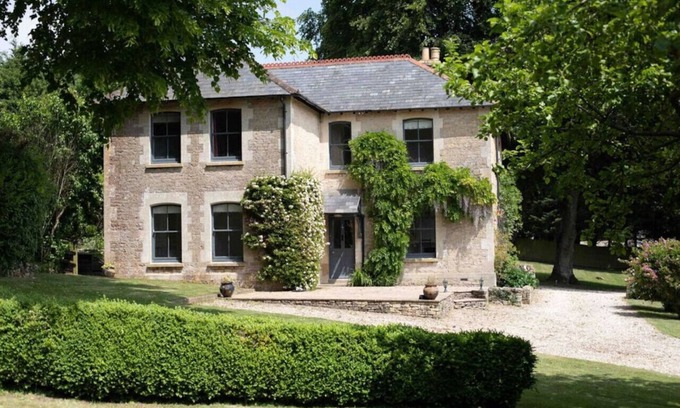 Stratton House | Trinity Farmhouse - Stunning House & Gardens