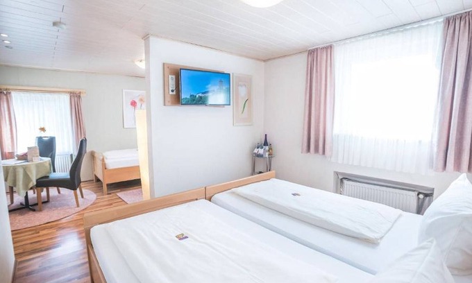 Thallichtenberg Apartment | Triple room with shower and WC