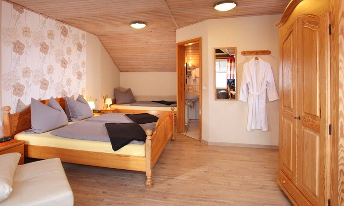 Oedingen Apartment | Triple room with WC and shower