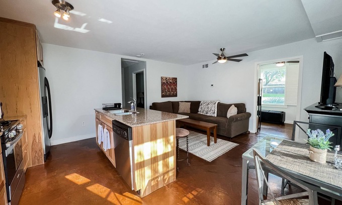 St. Edwards House | Triplex Unit 3 Miles From Downtown with office space