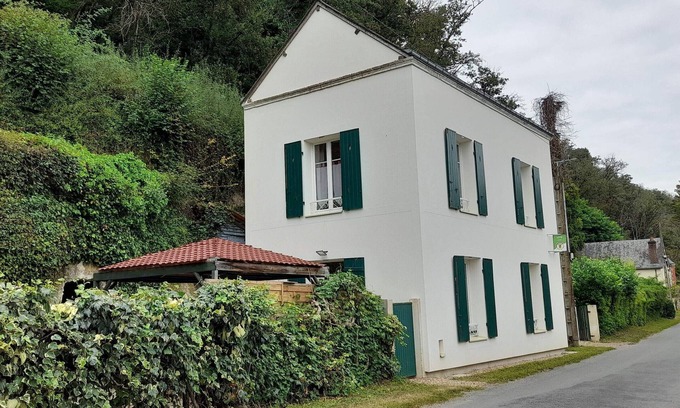 Aubigne-Racan Cottage | Troglodyte house with WiFi, barbecue, and fireplace