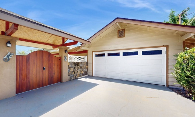 Kailua-Kona House | Tropical downtown suite w/private hot tub & gazebo, washer & dryer, patio