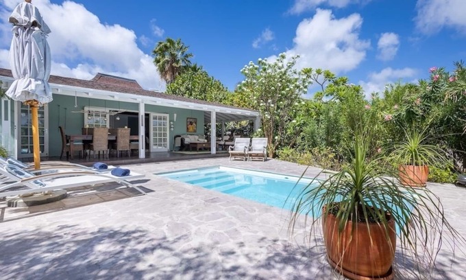 Piscadera Villa | Tropical enjoyment in luxury villa with private pool. Walking distance from beach & sea.