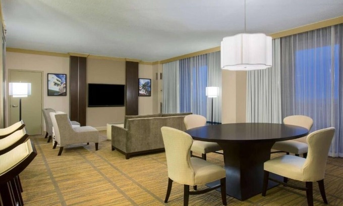 Ludlam Hotel | Tropical Getaway near Miami Airport & Convention Center | Swimming Pool