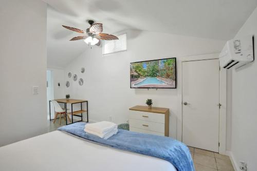 Sailboat Bend Apartment | Tropical Oasis Studio w Pool