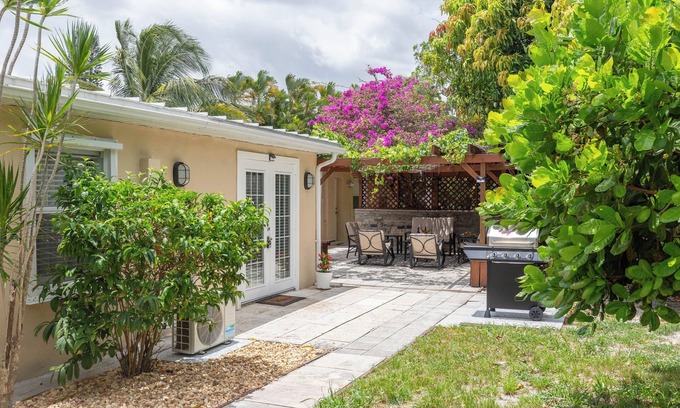 Greenacres House | Tropical Vibes! Spacious 2BD/1BA, BBQ, Parking & more -10 min to Best Locations