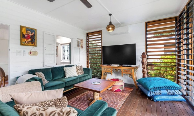 Edge Hill Cottage | Tropicana Cottage Eclectic Poolside Haven near CBD