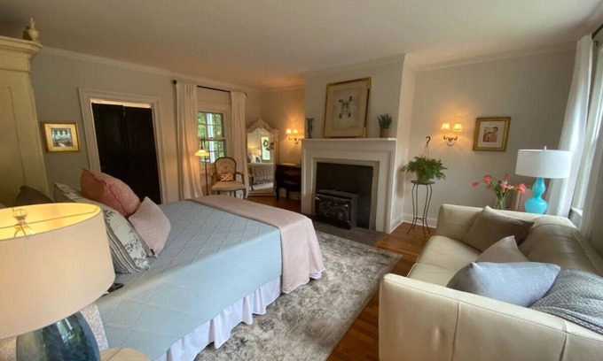 Harpers Ferry Apartment | Trouvaille House Suite 2 Parisian Apartment