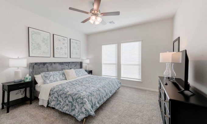 Troy House | Troy Gem: Stylish & Central Stay