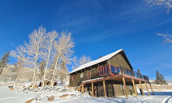 Silverthorne House | True mountain getaway with easy drive to over 6 ski resorts.