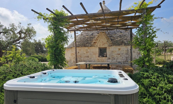 Cozzana House | Trullo Ape Regina - One Bedroom House, Sleeps 4