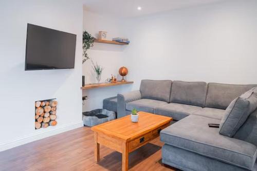 Brighton House | Tu Casa Brighton , A Beautiful & Peaceful 4 bedroom House with garden, BBq area , EV & Parking