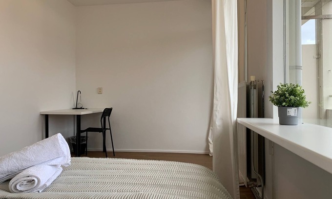 Municipality of Delft Bed & Breakfast | TU Delft-walk score 92 -Unesco- room 5 balcony