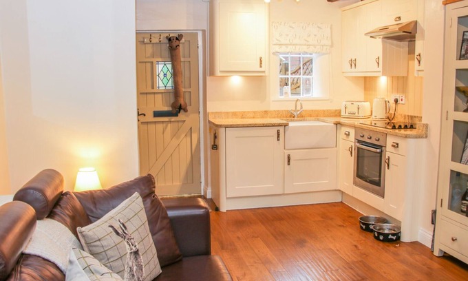 Jackfield Cottage | TUB BOAT COTTAGE, pet friendly, character holiday cottage in Coalport