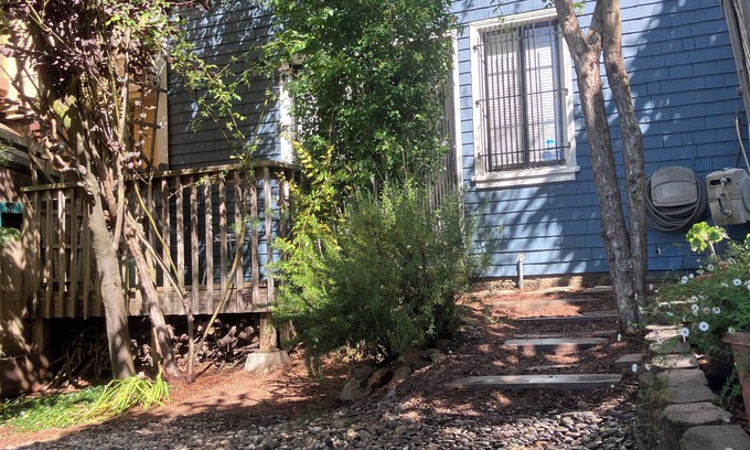 Nob Hill Apartment | Tucked away garden-facing studio with sundeck on a tree-lined alleyway of stairs