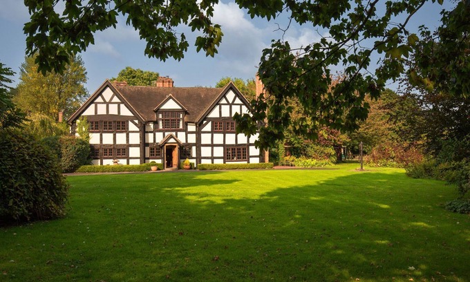 Dunhampton Cottage | Tudor Manor and The Coach House - pet friendly with a hot tub and games room