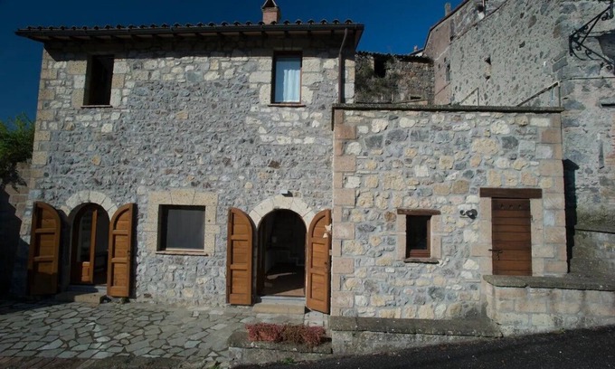 Latera House | Tuff farmhouse, terrace and garden, pets allowed