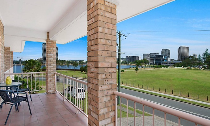 Tweed Heads Apartment | Tumut Unit 2- Easy Walk to Rainbow Bay Beach and Twin Towns Services club, Wi-Fi is included