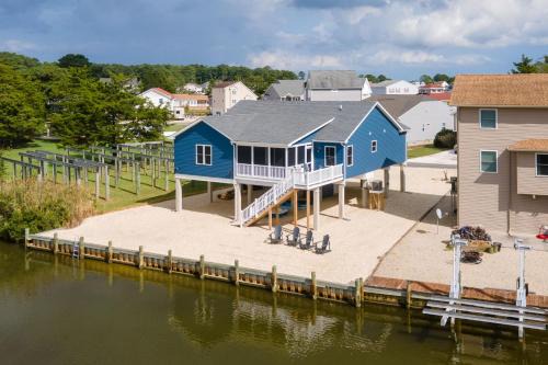 Captain's Cove House | Turtle Bay - Waterfront & a screened porch!