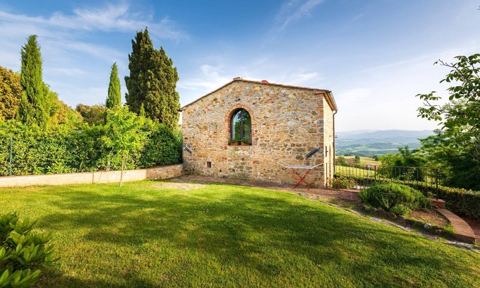 San Macario In Monte Cottage | TUSCAN COTTAGE WITH PRIVATE GARDEN AND PANORAMIC POOL. 1 KM WALK TO THE VILLAGE.