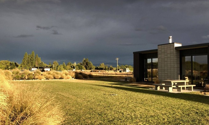 Ben Ohau House | Tussock Fields, Twizel. EPIC mountain views!