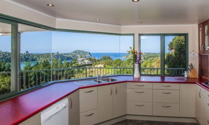 Tutukaka House | Tutukaka Dive Lodge - Holiday Home