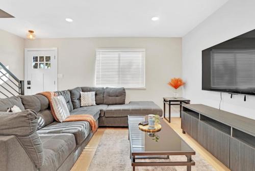 Scenic Heights House | Twin Abodes Two Units One Group Getaway