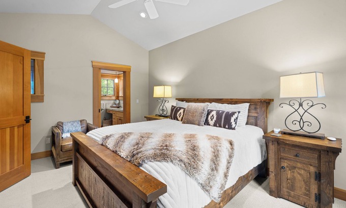 Ponderosa Palisades House | Twin Pine Retreat | Firepit, Garage & Hot Tub